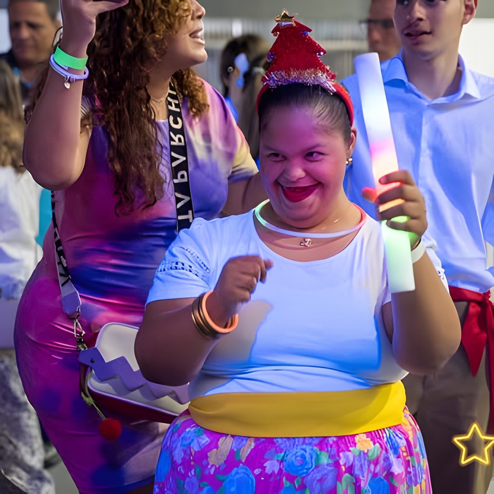 Una invitada baila con palito de luz y tiara festiva